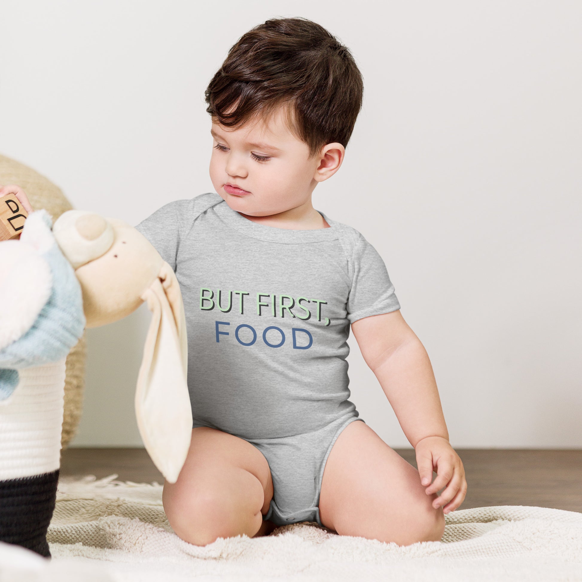 Discover the perfect outfit for your little one with this adorable "But first food"-themed baby bodysuit. Ideal for mealtime or playtime!